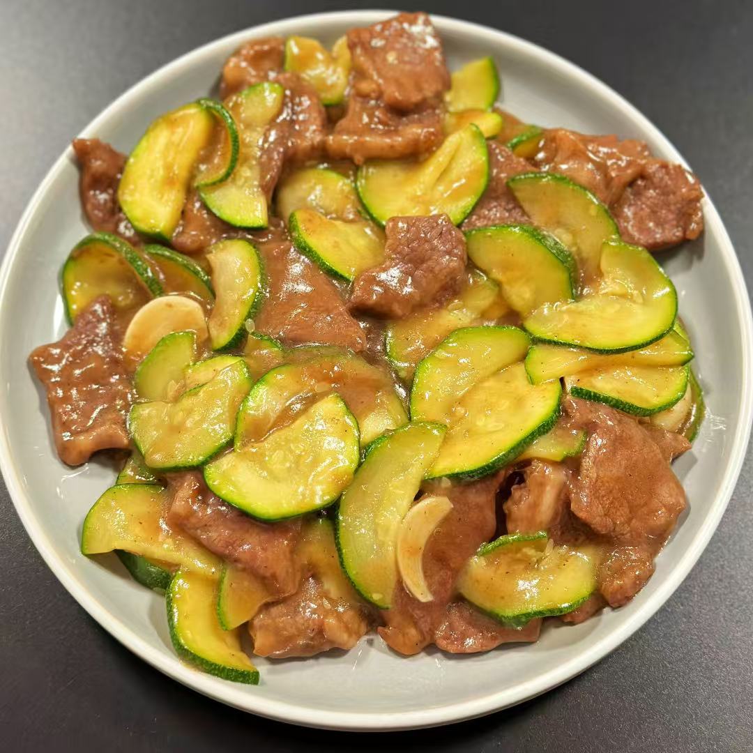 3月20日周五(F餐)精品菜:西葫芦炒牛肉(当日订单满💲36即可免费配送,如果单独订此餐,需额外支付$10派送费)