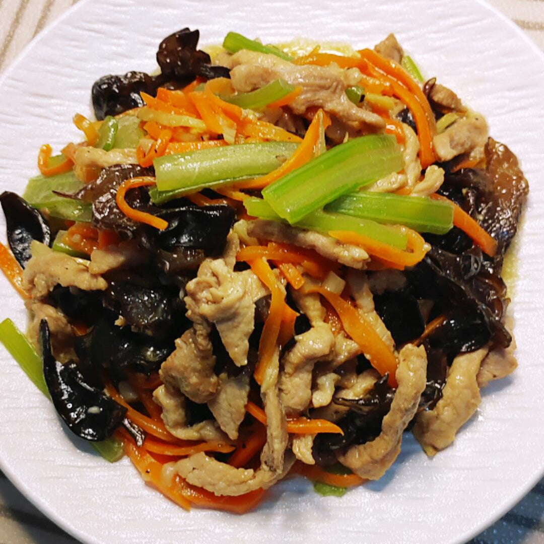 7月10日周五（F餐）精品菜：芹菜木耳炒牛肉